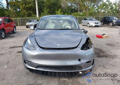2025 Tesla Model Y Long Range Dual Motor Rear-Wheel Drive z USA, uszkodzony, nr VIN 7SAYGDED6SA373498